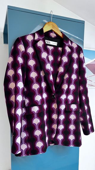 Blazer Zara estampado geométrico morado
