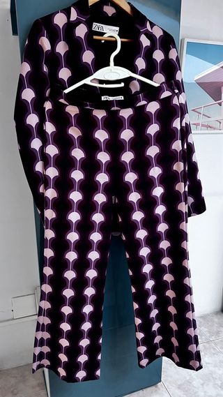 Blazer Zara estampado geométrico morado