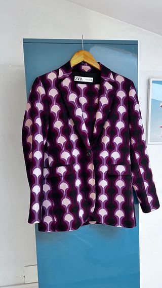 Blazer Zara estampado geométrico morado