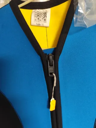 Traje de neopreno infantil azul y amarillo