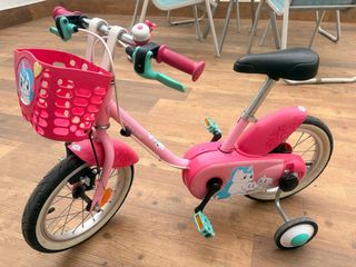 Bicicleta infantil rosa con ruedines