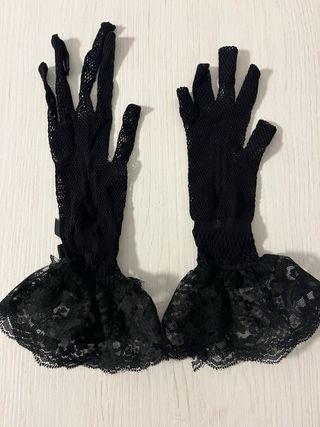Mantilla, guantes y broche