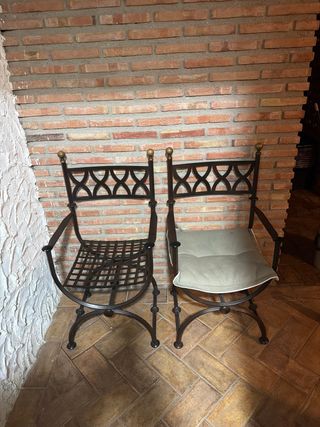 Dos Sillones de forja con cojín beige