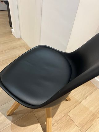 Sillas de comedor negras y marrones