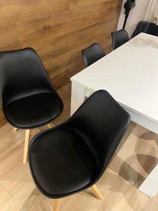 Sillas de comedor negras y marrones