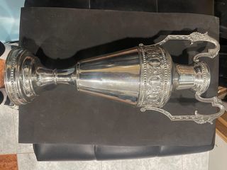 Ánfora de metal plateada decorada  45 de alto.