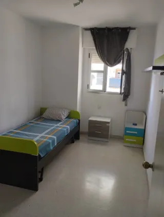 Se alquila habitación