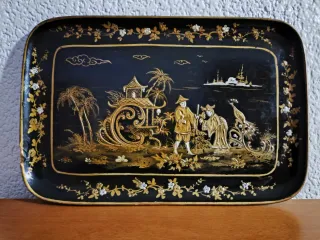 Antigua bandeja de cerámica con chinoserias.