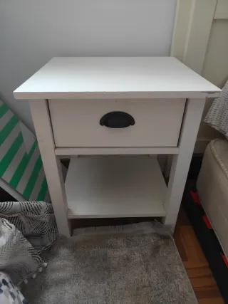 Mesita de noche de madera blanca