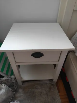 Mesita de noche de madera blanca