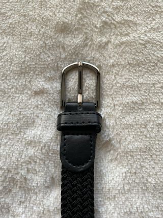 Cinturón negro de fibra sintética