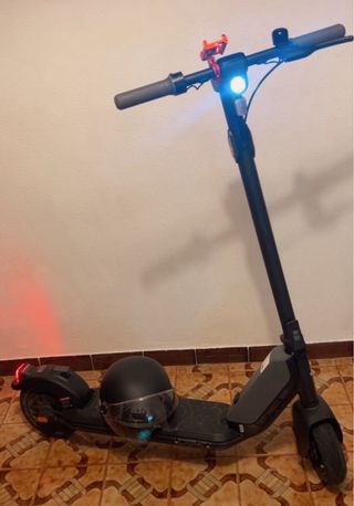 Patinete eléctrico con casco