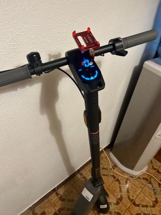 Patinete eléctrico con casco