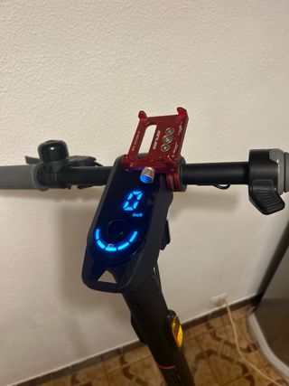 Patinete eléctrico con casco