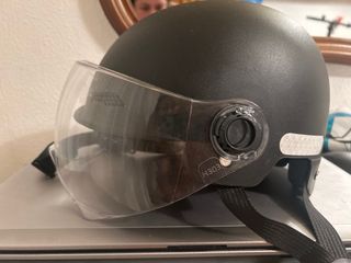 Patinete eléctrico con casco