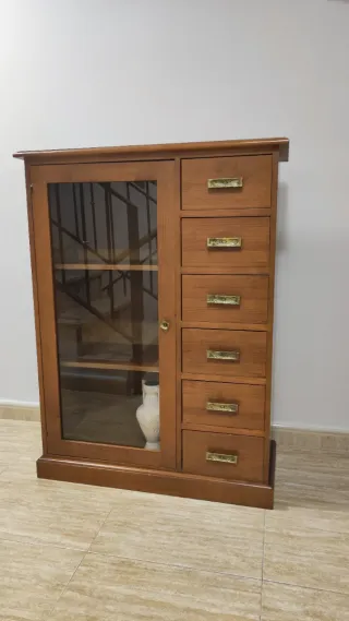 Mueble de madera con vitrina y cajones