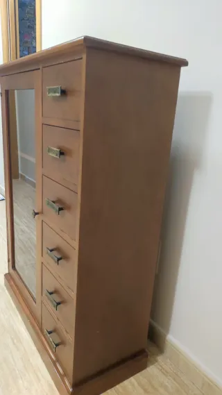 Mueble de madera con vitrina y cajones