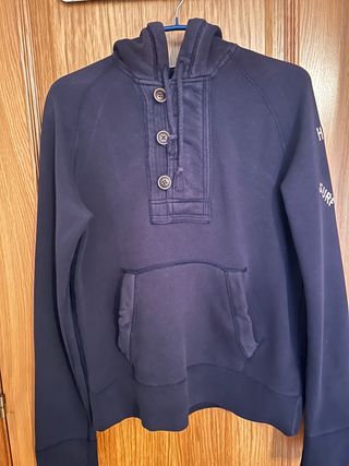 Sudadera con capucha Hollister azul marino.