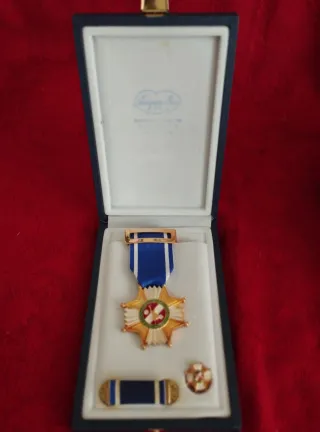 Gorra y medalla Militar.