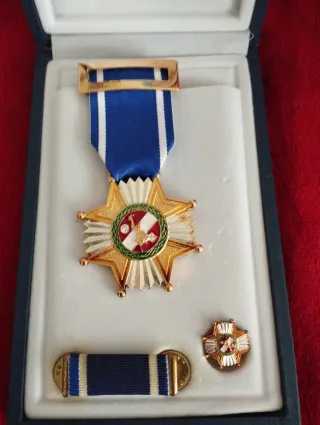 Gorra y medalla Militar.