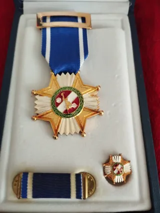 Gorra y medalla Militar.