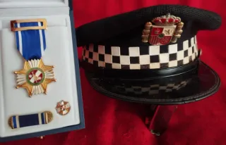 Gorra y medalla Militar.