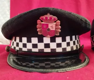 Gorra y medalla Militar.