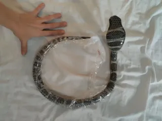 Serpiente de madera tipo cobra articulada
