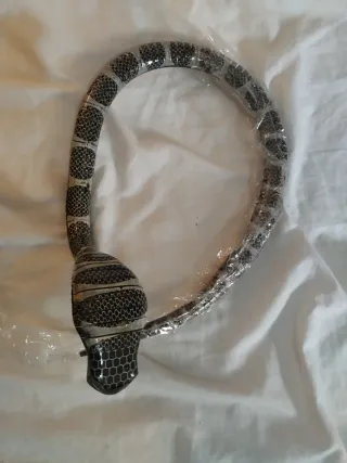 Serpiente de madera tipo cobra articulada
