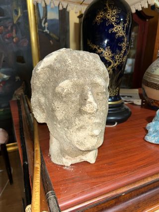 Busto de piedra antiguo