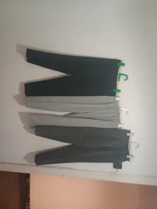 Pantalones negros y grises 10 €/ cada uno