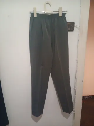 Pantalones negros y grises 10 €/ cada uno