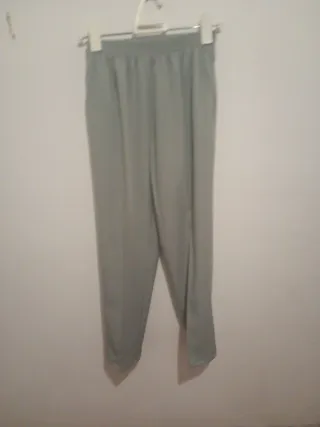 Pantalones negros y grises 10 €/ cada uno