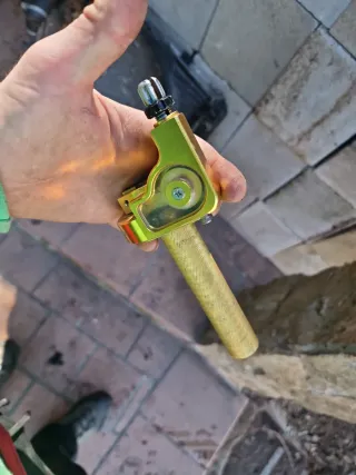 Puño Acelerador dorado