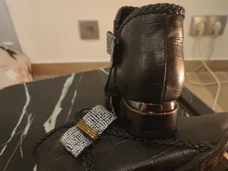 Botas pretas com strass