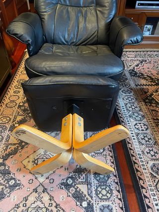 Sillón de polipiel negro con base de madera