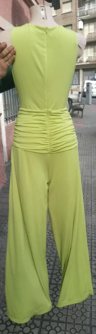 Mono verde con fruncido y abertura