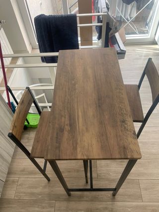 Mesa alta con 2 taburetes