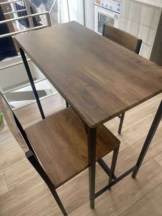 Mesa alta con 2 taburetes