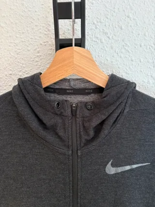 Chaqueta Nike deporte DRI-FIT con cremallera.