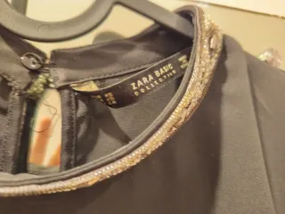 Camisa negra con cuello adornado