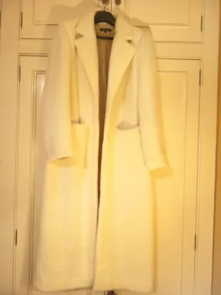 Abrigo blanco Surkana. De pelo sintético. Talla L