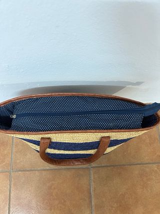 Bolso de playa de rafia a rayas