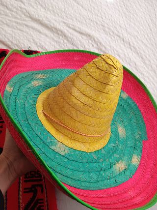 Poncho y sombrero mexicano