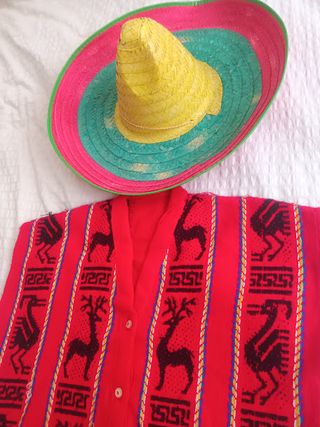 Poncho y sombrero mexicano