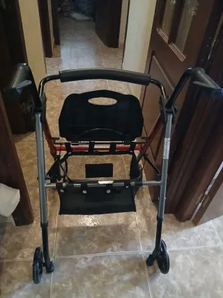 Andador para persona con problemas de movilidad