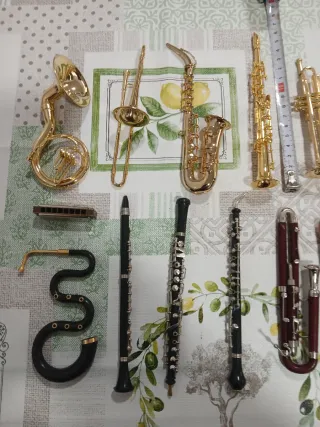 Miniature di strumenti musicali dorati