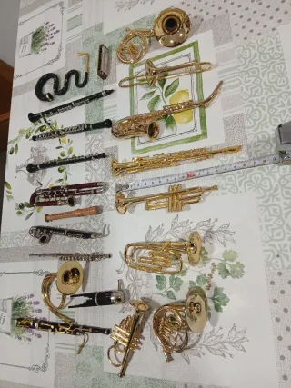 Miniature di strumenti musicali dorati