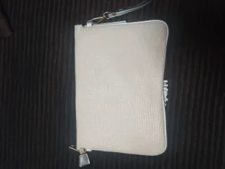 Bolso de mano beige con detalle plateado