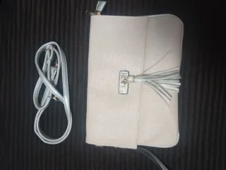 Bolso de mano beige con detalle plateado